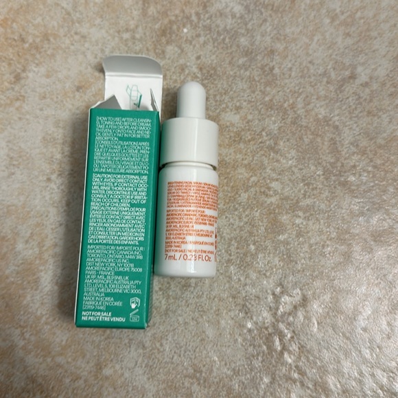 innisfree Green Tea Enzyme Vitamin C Brightening Serum - Picture 2 of 3